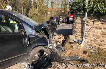 POL-PDKH: PKW kollidiert mit Friedhofsmauer
