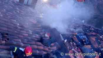 Todi, incendio poco prima dell'alba: tetto divorato dalle fiamme - PerugiaToday