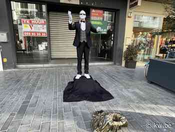 Bruggeling (46) trok van Brussel naar Oostende als mimespeler: “Licht aan het einde van de tunnel” - KW.be - KW.be