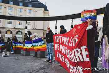 Mensenketting aan Europakruispunt in Brussel voor vrede en de-escalatie - BRUZZ