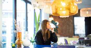 Oud-leraar van Bas Timmer breide onderweg naar Parijs tientallen geel-blauwe harten - Tubantia