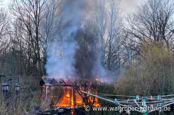 Grillversuch endet mit Feuerwehreinsatz – Gartenlaube brennt ab - Waltroper Zeitung