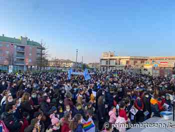Piazza piena di studenti: l'arcobaleno della pace spunta a Pioltello - Prima la Martesana