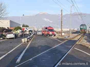 Erba, incidente al passaggio a livello: auto travolta da treno, morto il conducente di 57 anni - Corriere Milano