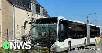 Bus van De Lijn rijdt tegen verlichtingspaal in Moorslede: bestuurder en 3 passagiers lichtgewond - VRT NWS