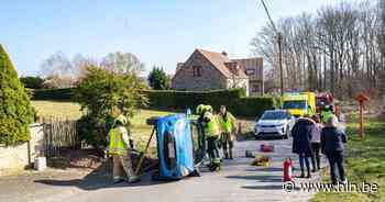 Vrouw slaat in paniek en legt auto op flank - Het Laatste Nieuws