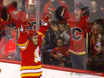 SNAPSHOTS: Gaudreau notches hat-trick to lead Flames past Lightning - Calgary Sun