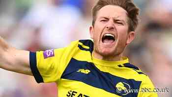 Liam Dawson: Hampshire all-rounder agrees two-year contract extension - BBC