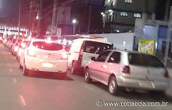 Motoristas em Cotia formam longas filas em postos de combustíveis - Cotia e Cia