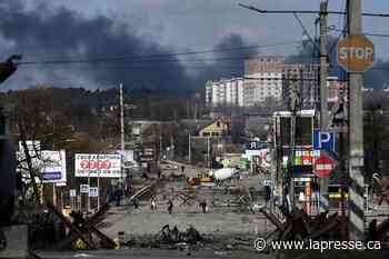 Guerre en Ukraine | Les chars russes aux portes de Kyiv, l'UE s'attend à des millions de réfugiés - La Presse