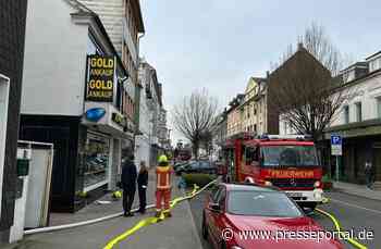 FW-Velbert: Palettenbrand greift auf Lagerhalle über