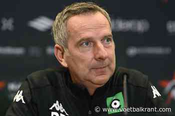 Coach van Cercle Brugge viert de overwinning vanuit zijn salon