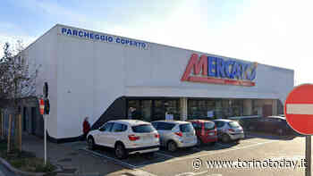 Cerca di rubare alcolici al supermercato di Chieri, poi tira un pugno in faccia alla guardia: arrestato - TorinoToday