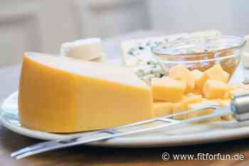 Verschimmelter Käse? Wann er weg muss – und wann man ihn noch essen kann - FIT FOR FUN