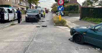 Automobilist (56) gewond bij frontale botsing aan wegversmalling op Bosmolens in Izegem - HLN.be