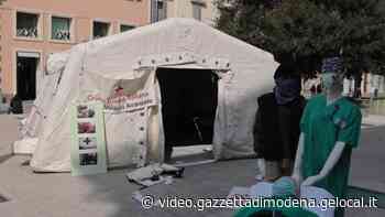 Modena, uno scenario di guerra con la tenda della Croce Rossa in piazza Mazzini - Gazzetta di Modena