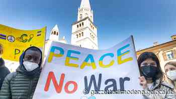 Modena E in piazza Grande gli alunni delle Cittadella cantano contro la guerra altri trecento alunni - La Gazzetta di Modena