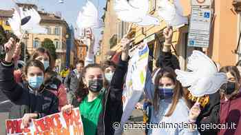 Modena, marcia per la pace dei bimbi: mamma aggredita dai no vax - La Gazzetta di Modena