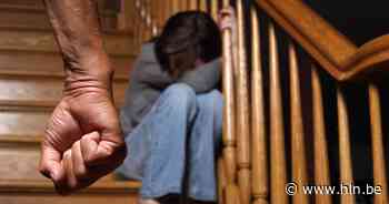 Vrouw kan filmen hoe echtgenoot zoontje slaat: 12 maanden cel gevraagd - HLN.be