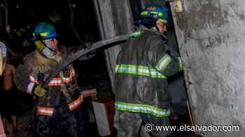 Incendio consume casa de tejas y madera en Rosario de Mora - elsalvador.com