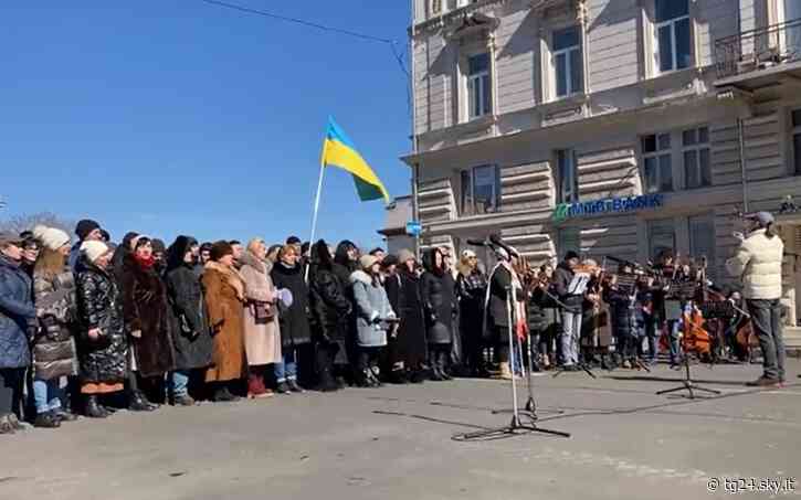 Ucraina, l'Opera di Odessa suona il Va pensiero fuori dal teatro - Sky Tg24