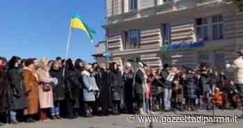 L'Opera di Odessa canta Verdi per strada sotto la bandiera: il Va' pensiero commuove il web - Video - Gazzetta di Parma