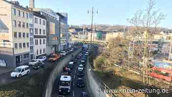 B 9: Liegen gebliebener Schwertransporter verursacht langen Rückstau - Rhein-Zeitung