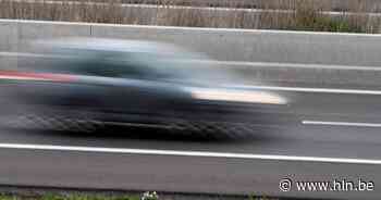 Hardrijder vlamt met 206 per uur voorbij flitser in zone 90 - HLN.be