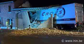 Vrachtwagen boort zich helemaal door garage naast woning: bestuurder gewond - HLN.be
