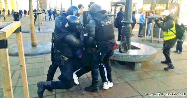 Guerra Russia-Ucraina, tensione a San Pietroburgo: attivisti contro il conflitto portati via dalla polizia – Video
