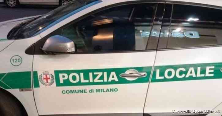 Milano, due vigili aggrediti alla stazione centrale mentre multavano veicoli in doppia fila: lancio di bottiglie contro l’auto di servizio