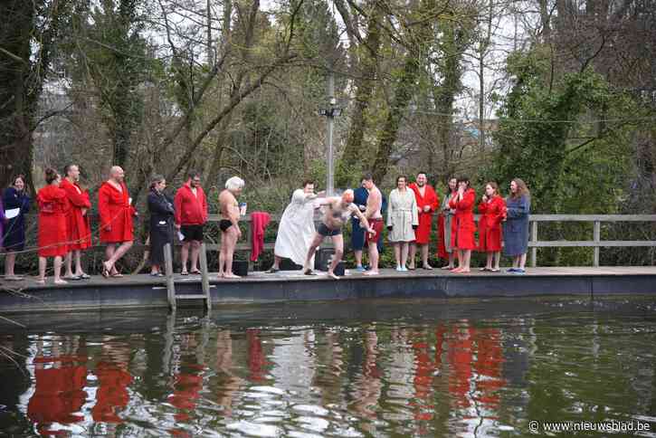 Tiental nieuwe ijsberen gedoopt in vijver