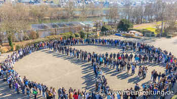 Stiller Protest: 500 Schüler der IGS Zell setzen Friedenszeichen - Rhein-Zeitung