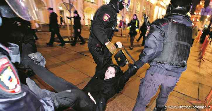 Guerra in Ucraina, altre proteste in decine di città della Russia: solo a Mosca 300 arresti, “sono oltre 14.200 dall’inizio del conflitto”