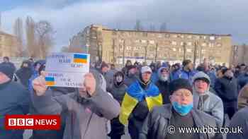 Ukraine war: Protests after Russians 'abduct' Melitopol mayor