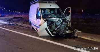 Frontale aanrijding na fout inhaalmanoeuvre: bestuurster in levensgevaar afgevoerd - HLN.be
