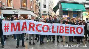 Festa a Rialto per Marco Zennaro. Abbracci, cori e striscioni: «Grazie Venezia!» - ilgazzettino.it