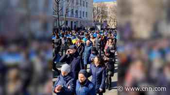 See Russian soldier fire over the heads of Kherson protesters
