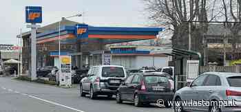 Benzina non oltre i 2 euro a Vercelli: tutti in fila al distributore anti-salasso - La Stampa