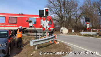 Lkw zerstört Schranke: Bahnübergang seit fünf Monaten im Handbetrieb
