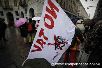 Blitz all'alba: la polizia irrompe nelle case di 13 No Tav - L'INDIPENDENTE