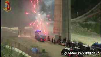 No Tav, operazione all'alba della digos: ecco le immagini degli assalti al cantiere - Repubblica TV