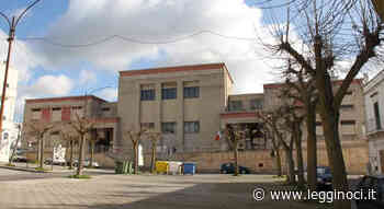 Sigilli alla porta d'ingresso della palestra della scuola “Positano” - LeggiNoci.it