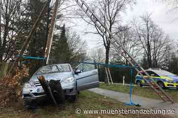 Autofahrerin durchschlägt mit ihrem Wagen Telefonmast bei Unfall in Velen - Münsterland Zeitung
