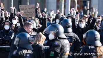 Bombenangriff vor 77 Jahren: Gedenken in Dresden an Zerstörung – und Protest gegen Neonazis - DER SPIEGEL