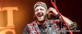 Matt Lang dans le hall d’entrée du Centre Vidéotron pour un match des Remparts