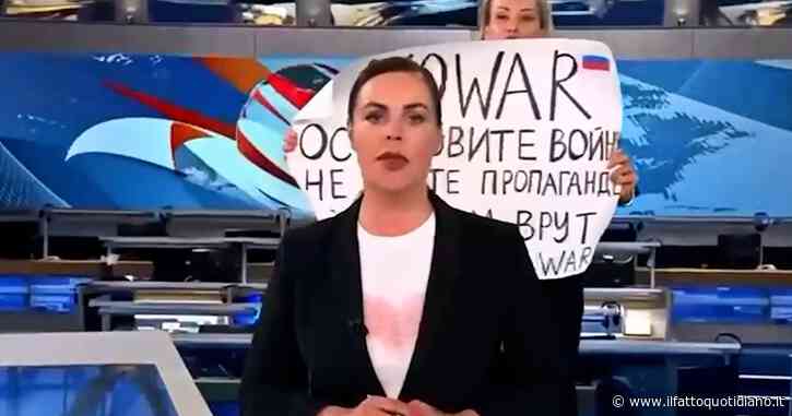 Russia, dipendente della tv di stato fa irruzione durante il tg: “Fermate la guerra, noN credete alla propaganda del Cremlino”