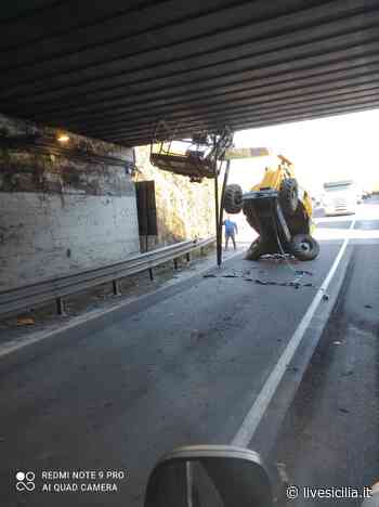 Catania, rimane incastrato nel sottopasso FOTO - Livesicilia.it