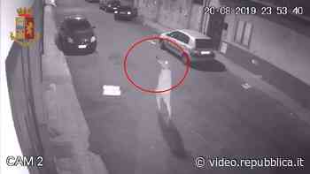 Catania, il killer spara ma è impreciso: 'Sei capace solo con le pistole delle giostre' - Repubblica TV