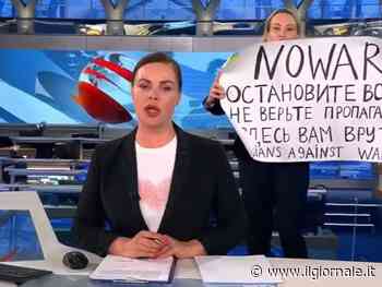 "Vi stanno mentendo". Il cartello in diretta al tg russo